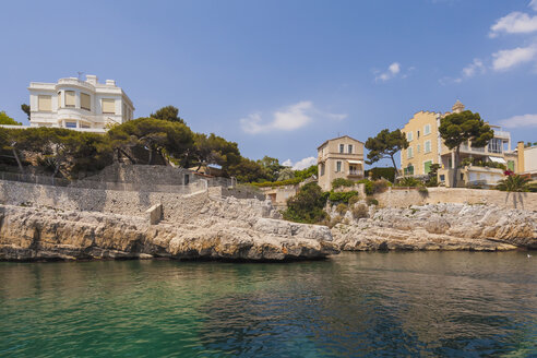 Frankreich, Provence-Alpes-Cote d'Azur, Bouches-du-Rhone, Cassis, Villen an der Küste, Mittelmeer - WDF002638