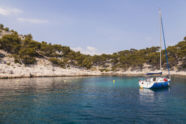 Frankreich, Provence-Alpes-Cote d'Azur, Bouches-du-Rhone, Calanque bei Cassis, Segelboot, Mittelmeer - WDF002639