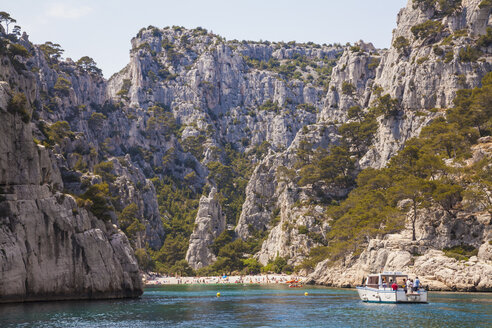 Frankreich, Provence-Alpes-Cote d'Azur, Bouches-du-Rhone, Calanque d'En-Vau bei Cassis, Les Calanques, Strand und Ausflugsboot - WDF002641