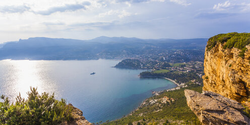 France, Provence-Alpes-Cote d'Azur, Bouches-du-Rhone, Mediterranean coast, View to Cassis, Corniche des Cretes - WDF002645