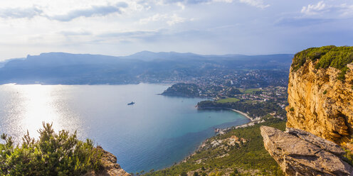 Frankreich, Provence-Alpes-Cote d'Azur, Bouches-du-Rhone, Mittelmeerküste, Blick auf Cassis, Corniche des Cretes - WDF002645