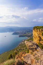 Frankreich, Provence-Alpes-Cote d'Azur, Bouches-du-Rhone, Mittelmeerküste, Blick auf Cassis, Corniche des Cretes - WDF002646