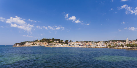 Frankreich, Provence-Alpes-Cote d'Azur, Departement Var, Sanary-sur-Mer, Blick auf den Hafen, lizenzfreies Stockfoto