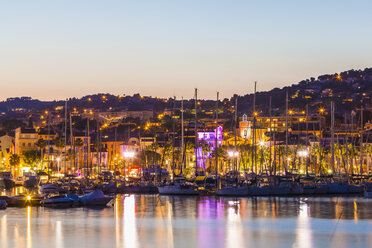 France, Provence-Alpes-Cote d'Azur, Department Var, Bandol, Marina in the evening - WDF002664