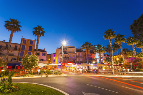 Frankreich, Provence-Alpes-Cote d'Azur, Departement Var, Bandol, Quai Charles de Gaulle, Verkehr und Nachtleben, lizenzfreies Stockfoto