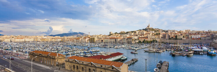 Frankreich, Provence-Alpes-Cote d'Azur, Bouches-du-Rhone, Marseille, Port Vieux, Blick auf Hafen und Altstadt, Panorama - WDF002692