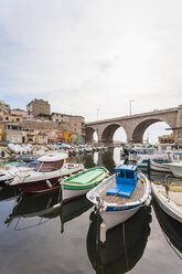 Frankreich, Provence, Marseille, Blick auf Vallon des Auffes mit Fischereihafen im Vordergrund - WD002696