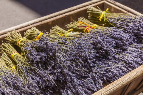 France, Provence, Aix-en-Provence, wooden box with bunches of lavender stock photo