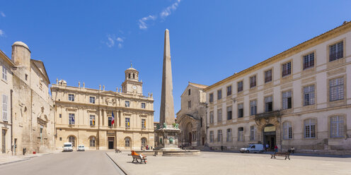 Frankreich, Provence, Arles, Blick auf Rathaus, Obelisk und Kirche St. Trophime am Place de La Republique - WDF002708