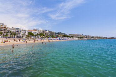 Frankreich, Côte d'Azur, Cannes, Touristen am Strand - WDF002713