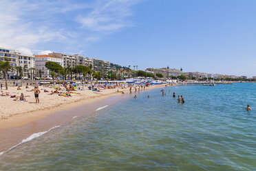 Frankreich, Côte d'Azur, Cannes, Touristen am Strand - WDF002714