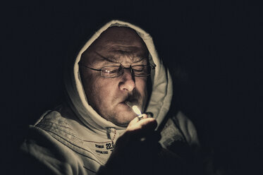 Raucher mit Feuerzeug bei Nacht - FRF000006