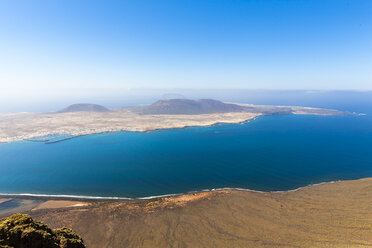 Spanien, Kanarische Inseln, Lanzarote, Blick auf die Insel La Graciosa vom Mirador del Rio - AMF002989