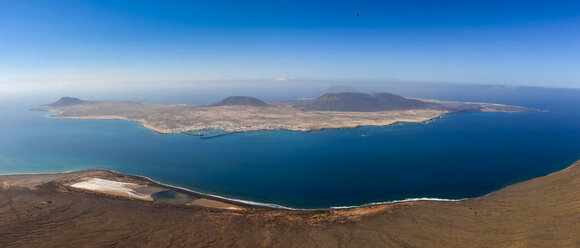 Spanien, Kanarische Inseln, Lanzarote, Blick auf die Insel La Graciosa vom Mirador del Rio - AMF002988