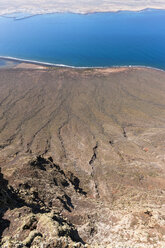 Spanien, Kanarische Inseln, Lanzarote, Blick auf die Küste mit Lavaströmen vom Mirador del Rio - AMF002993