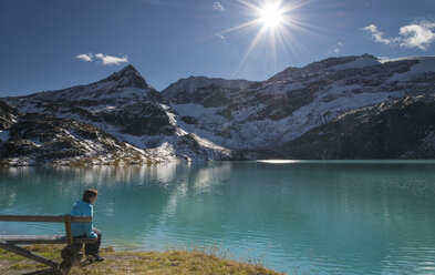 Österreich, Bundesland Salzburg, Pinzgau, Frau am Weisssee - MKFF000130