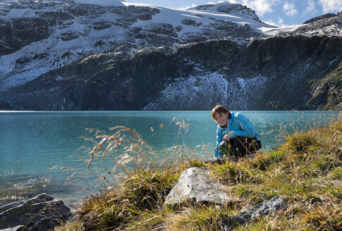 Österreich, Bundesland Salzburg, Pinzgau, Frau am Weisssee - MKFF000131