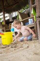 Mexiko, Puerto Vallarta, Kleinkind spielt im Sand vor einem Restaurant am Strand - ABAF001533