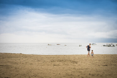 Mexiko, Mann mit Kleinkind am Strand - ABAF001528