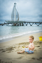 Mexiko, Puerto Vallarta, Kleinkind spielt am Strand von Los Muertos - ABAF001526