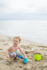 Mexico, toddler playing on the beach at seafront - ABAF001525