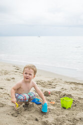 Mexiko, Kleinkind spielt am Strand am Meer - ABAF001525