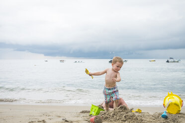 Mexico, toddler playing on the beach at seafront - ABA001534