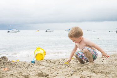 Mexico, toddler playing on the beach at seafront - ABAF001524