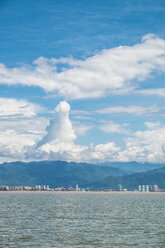 Mexiko, Blick auf die Küstenlinie von Puerto Vallarta vom Meer aus - ABAF001521