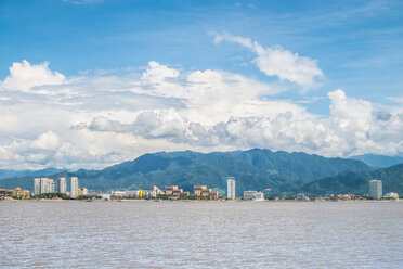 Mexiko, Blick auf die Küstenlinie von Puerto Vallarta vom Meer aus - ABAF001520