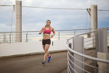 Junge asiatische Sportlerin beim Joggen - MAD000091