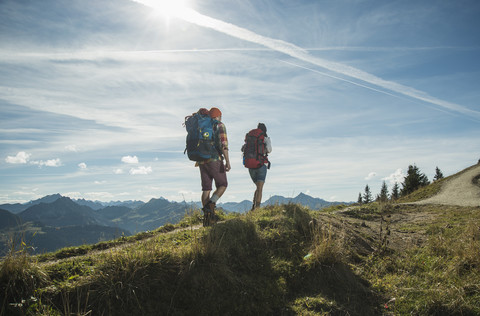 Österreich, Tirol, Tannheimer Tal, junges Paar wandert auf Bergpfad, lizenzfreies Stockfoto