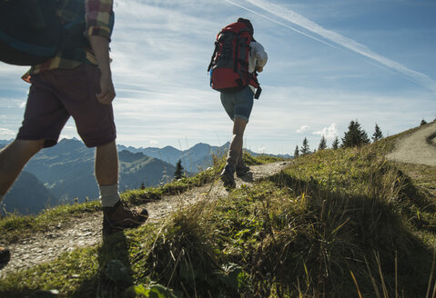 Österreich, Tirol, Tannheimer Tal, junges Paar wandert auf Bergpfad - UUF002204