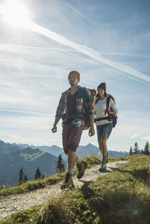 Österreich, Tirol, Tannheimer Tal, junges Paar wandert auf Bergpfad - UUF002203
