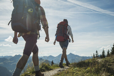 Österreich, Tirol, Tannheimer Tal, junges Paar wandert auf Bergpfad - UUF002201