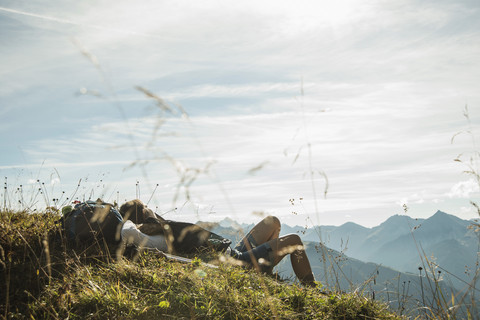 Österreich, Tirol, Tannheimer Tal, junger Wanderer bei einer Rast, lizenzfreies Stockfoto