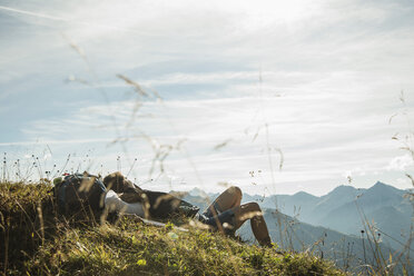 Österreich, Tirol, Tannheimer Tal, junger Wanderer bei einer Rast - UUF002190