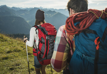 Österreich, Tirol, Tannheimer Tal, junges Paar beim Wandern in den Bergen - UUF002174