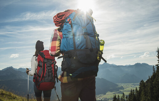 Österreich, Tirol, Tannheimer Tal, junges Paar beim Wandern in den Bergen - UUF002173