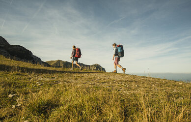 Österreich, Tirol, Tannheimer Tal, junges Paar beim Wandern - UUF002166