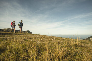 Österreich, Tirol, Tannheimer Tal, junges Paar beim Wandern - UUF002165