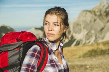 Österreich, Tirol, Tannheimer Tal, junge Frau auf Wandertour - UUF002161