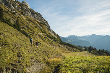 Austria, Tyrol, Tannheimer Tal, young couple hiking - UUF002160