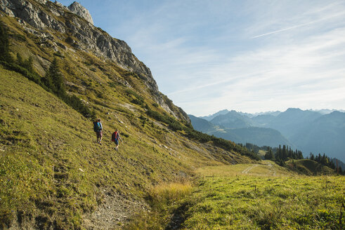 Österreich, Tirol, Tannheimer Tal, junges Paar beim Wandern - UUF002160