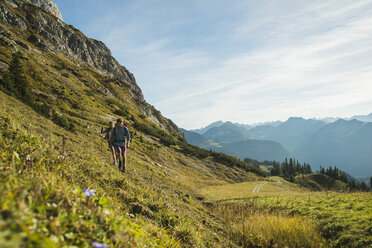 Austria, Tyrol, Tannheimer Tal, young couple hiking - UUF002158