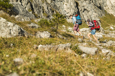 Österreich, Tirol, Tannheimer Tal, junges Paar beim Wandern - UUF002156