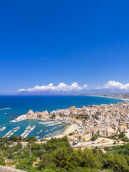 Italien, Sizilien, Stadtbild von Castellammare del Golfo mit Festung und Hafen - AMF002987