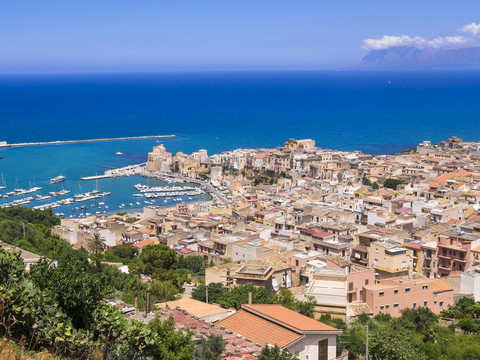 Italien, Sizilien, Stadtbild von Castellammare del Golfo mit Festung und Hafen, lizenzfreies Stockfoto