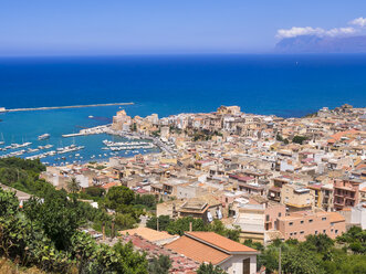 Italien, Sizilien, Stadtbild von Castellammare del Golfo mit Festung und Hafen - AMF002986