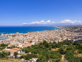 Italien, Sizilien, Stadtbild von Castellammare del Golfo - AMF002985